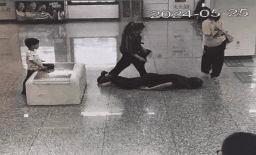 杭州一男子在地铁站晕倒