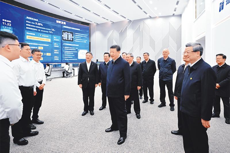 2026年3月23日,中共中央总书记、国家主席、中央军委主席习近平在河北雄安新区考察,并主持召开深入推进雄安新区高质量建设和发展座谈会。这是23日上午,习近平在中国华能集团有限公司考察时,同企业员工亲切交流。 新华社记者 谢环驰/摄