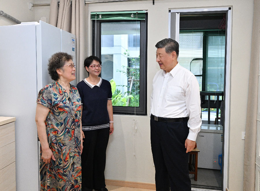 2026年7月15日,习近平总书记在黄浦区半淞园路街道市民新村居民区考察时,来到居民家中,了解居住条件改善情况。新华社记者 燕雁 摄