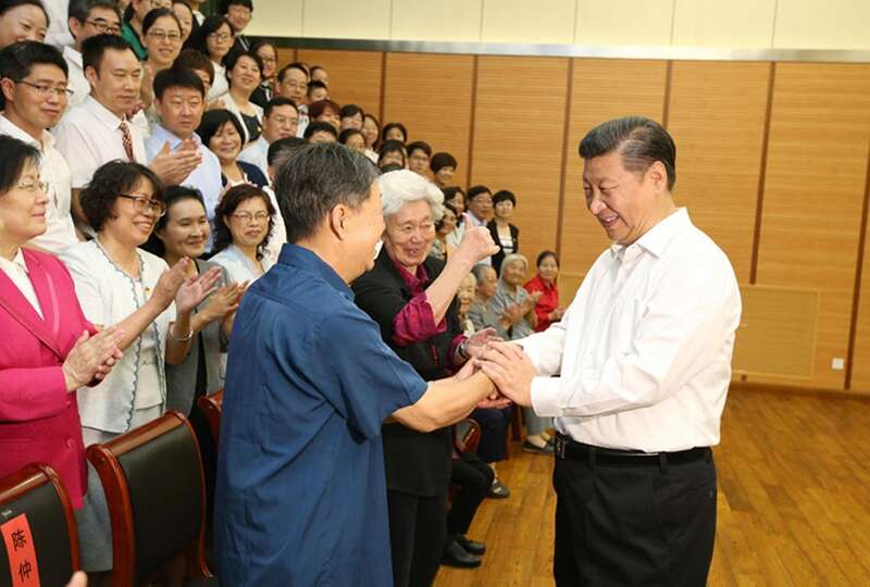 2016年9月9日,习近平总书记回到母校北京市八一学校看望师生,祝贺教师节。这是总书记同陈秋影等几位老师握手交谈。