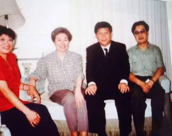 1993年9月,时任福州市委书记习近平利用在京开会间隙,专程来到陈老师家中看望。