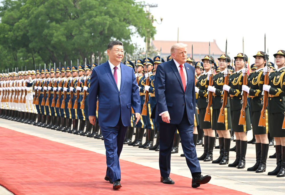 5月14日上午,国家主席习近平在北京人民大会堂同来华进行国事访问的美国总统特朗普举行会谈。会谈前,习近平在人民大会堂东门外广场为特朗普举行欢迎仪式。新华社记者 李响 摄